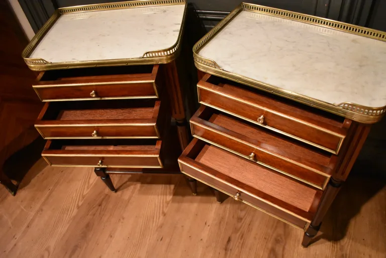 PAAR NACHTTISCHE IM STIL LOUIS XVI.