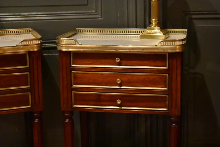 PAAR NACHTTISCHE IM STIL LOUIS XVI.