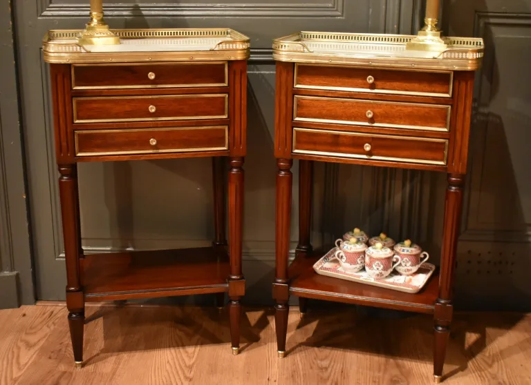 PAAR NACHTTISCHE IM STIL LOUIS XVI.