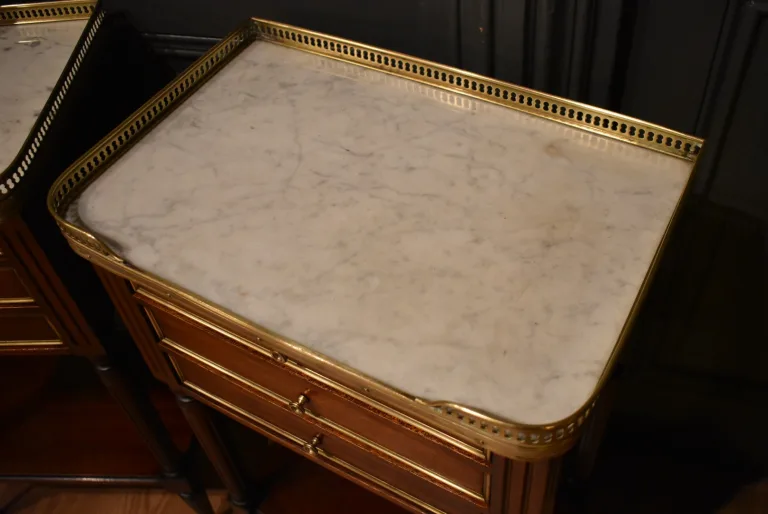 PAAR NACHTTISCHE IM STIL LOUIS XVI.