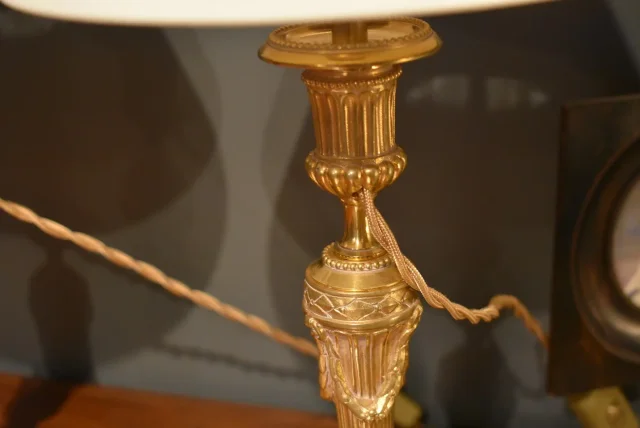 Paire de lampes de style Louis XVI en bronze doré