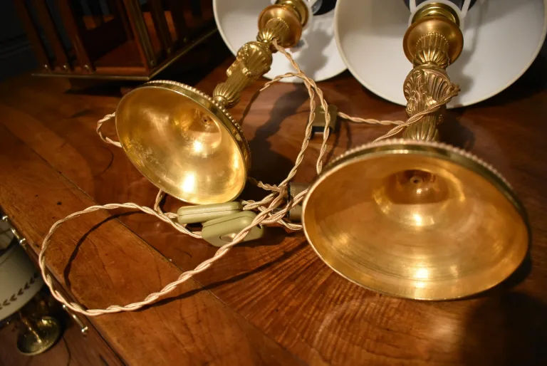 Paire de lampes de style Louis XVI en bronze doré