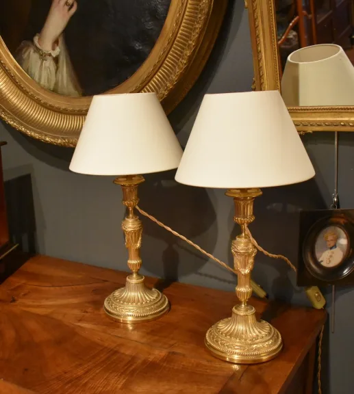 Paire de lampes de style Louis XVI en bronze doré