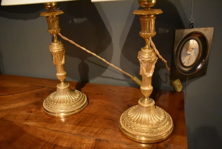 Paire de lampes de style Louis XVI en bronze doré