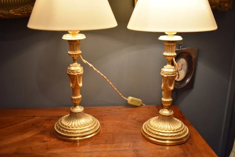 Paire de lampes de style Louis XVI en bronze doré