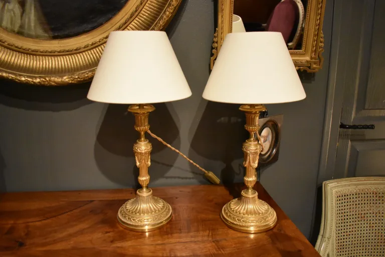 Paire de lampes de style Louis XVI en bronze doré