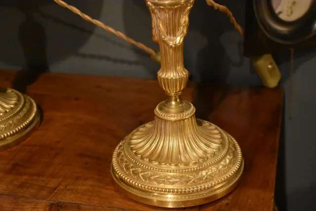 Paire de lampes de style Louis XVI en bronze doré