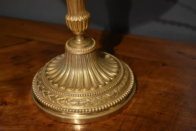 Paire de lampes de style Louis XVI en bronze doré