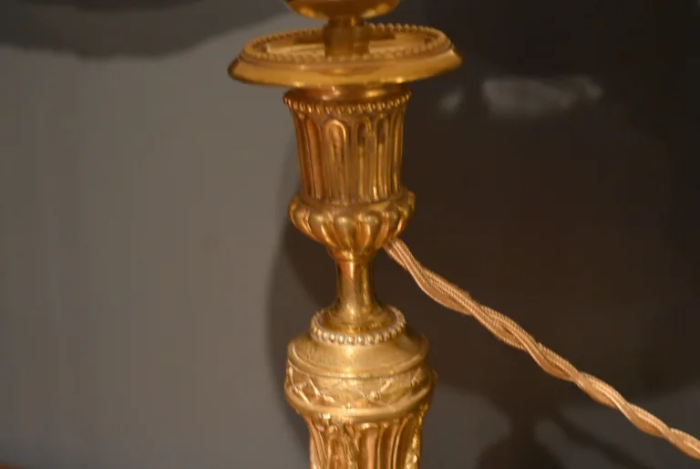 Paire de lampes de style Louis XVI en bronze doré