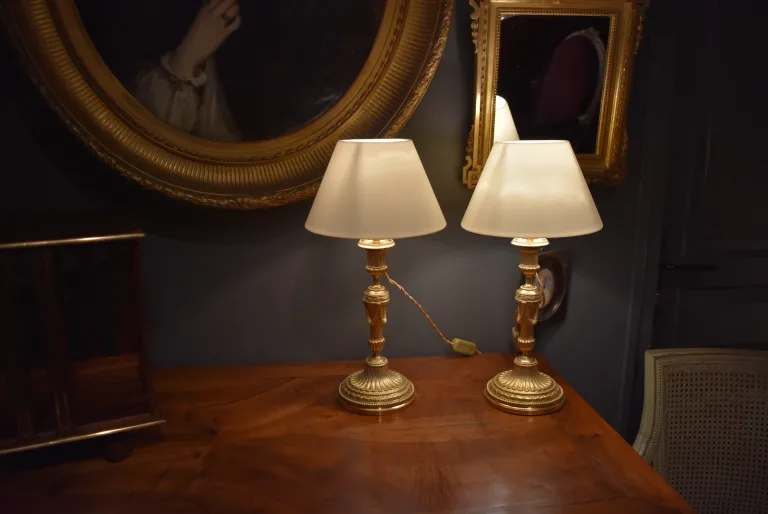 Paire de lampes de style Louis XVI en bronze doré