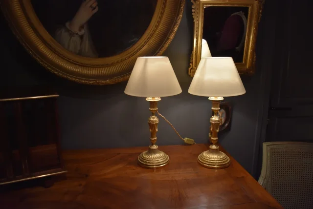 Paire de lampes de style Louis XVI en bronze doré