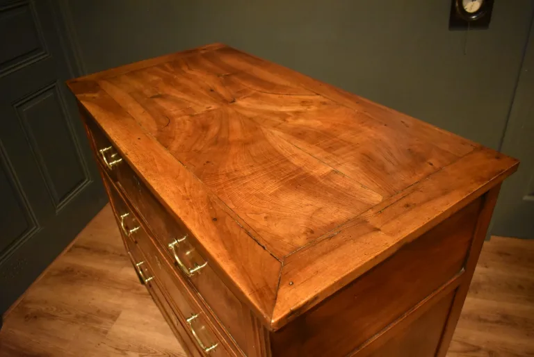 Commode de style Louis XVI en noyer
