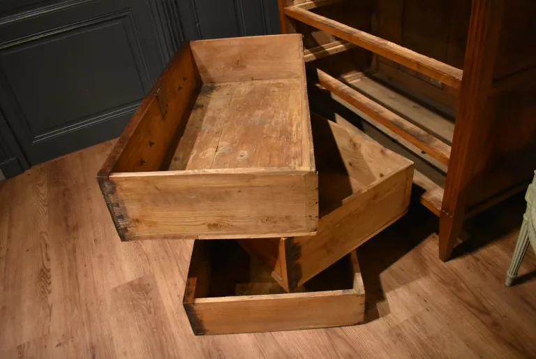 Commode de style Louis XVI en noyer