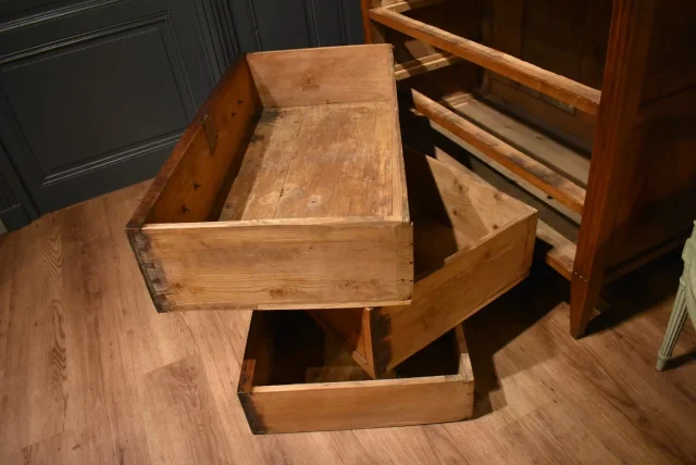 Commode de style Louis XVI en noyer