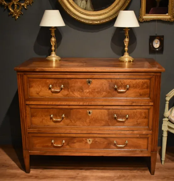 Commode de style Louis XVI en noyer