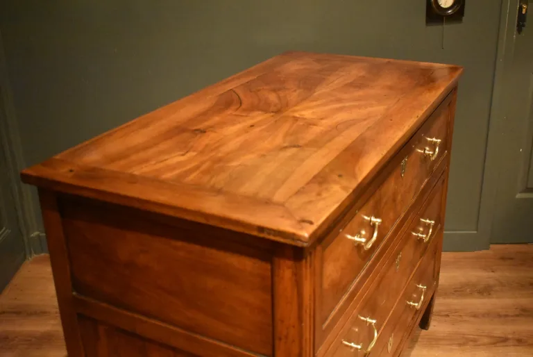 Commode de style Louis XVI en noyer