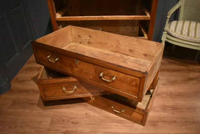 Commode de style Louis XVI en noyer
