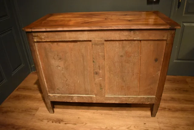 Commode de style Louis XVI en noyer