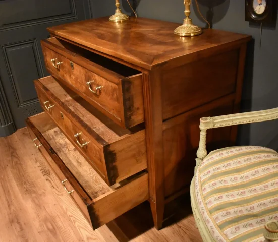 Commode de style Louis XVI en noyer