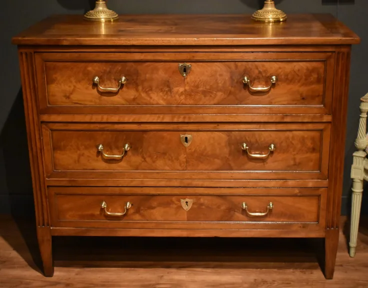 Commode de style Louis XVI en noyer