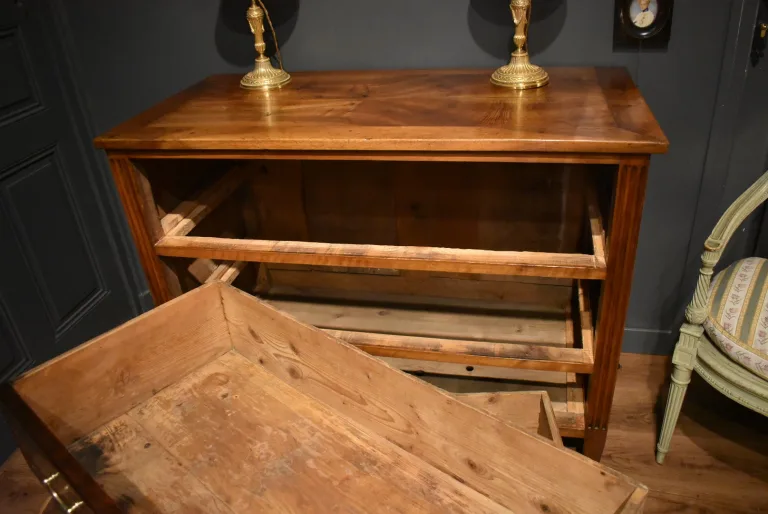 Commode de style Louis XVI en noyer