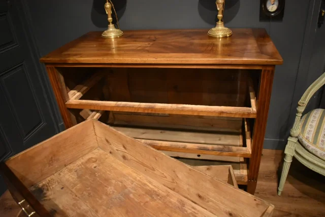 Commode de style Louis XVI en noyer