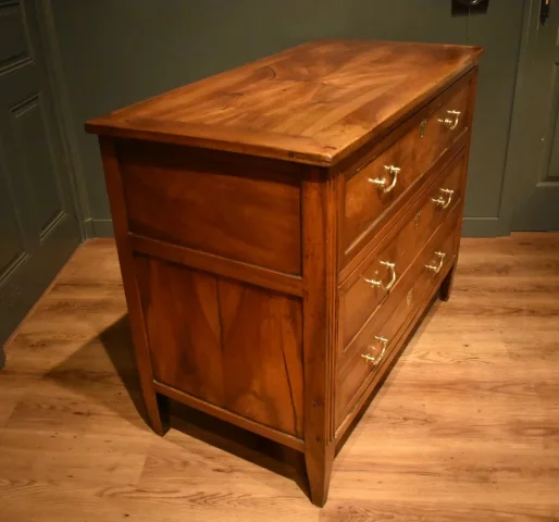 Commode de style Louis XVI en noyer