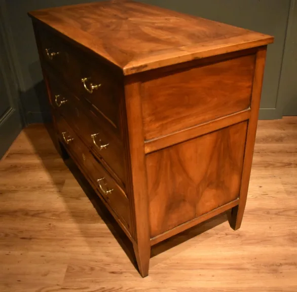 Commode de style Louis XVI en noyer