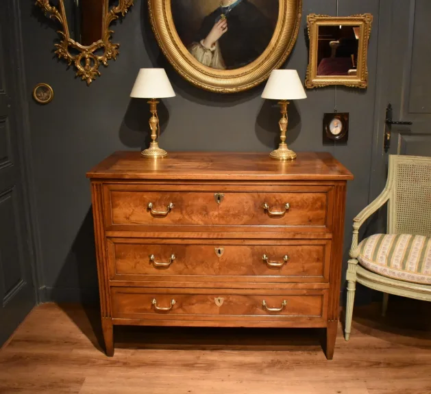 Commode de style Louis XVI en noyer