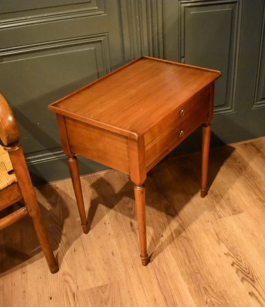 Kleiner Tisch im Directoire-Stil