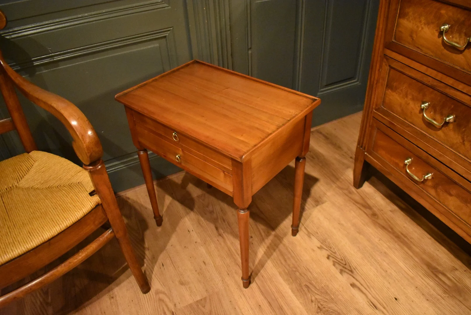 Kleiner Tisch im Directoire-Stil