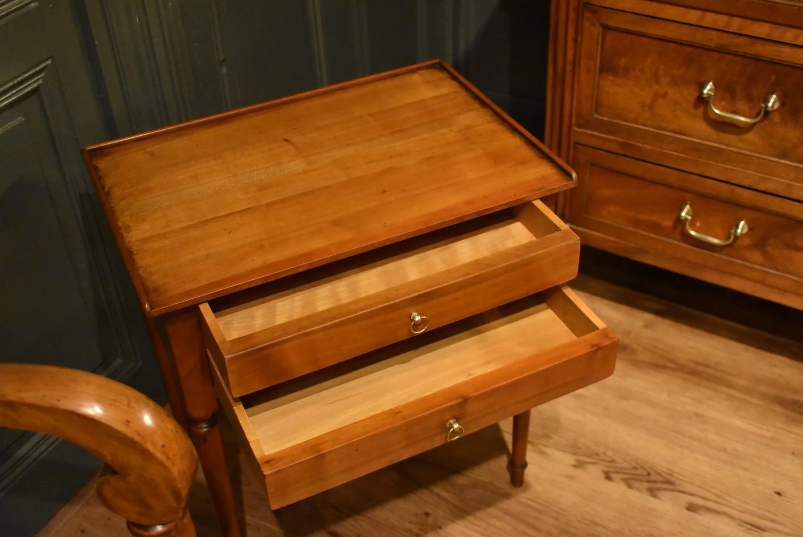 Kleiner Tisch im Directoire-Stil