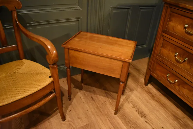 Petite table de style Directoire