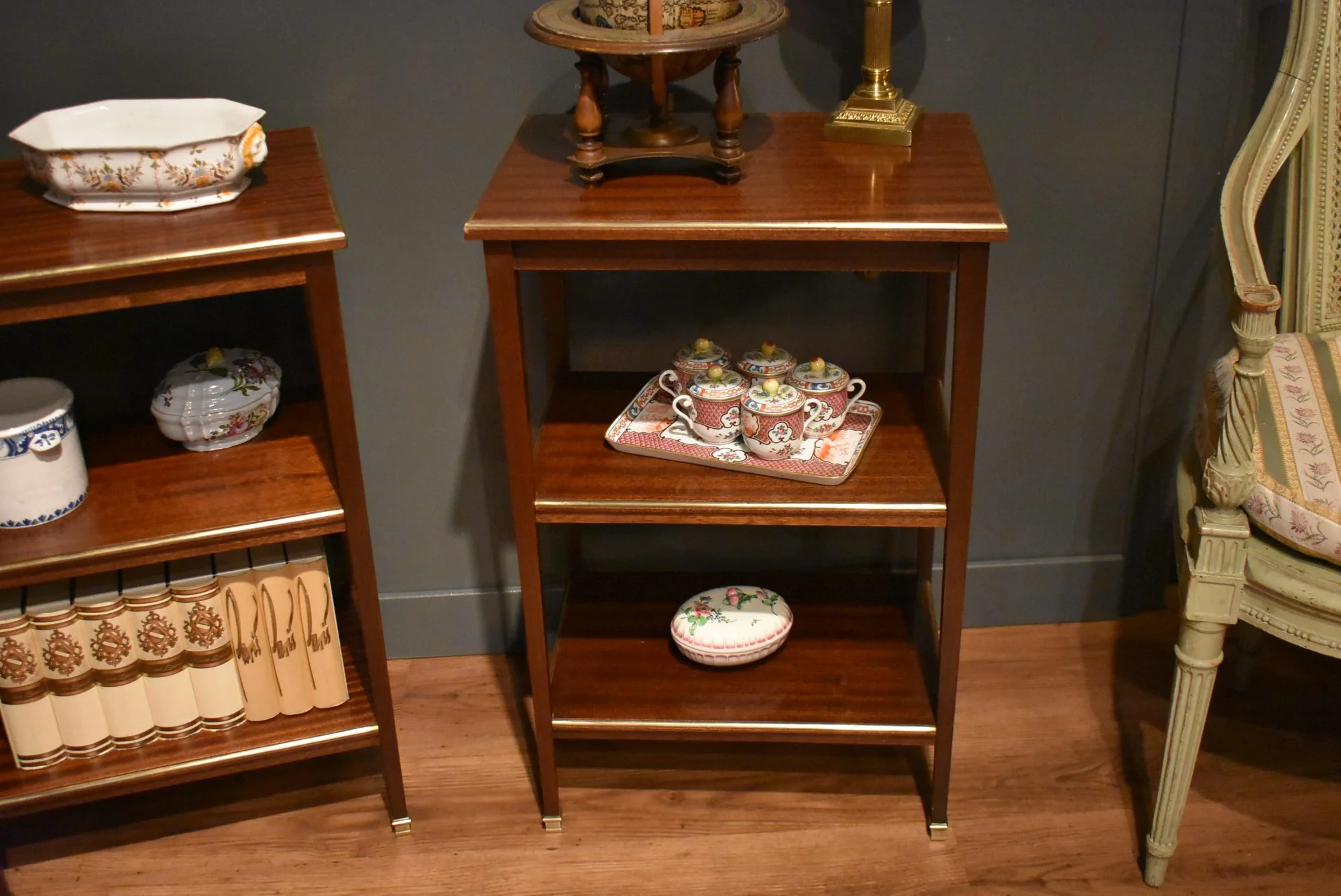 Paire de tables à trois plateaux — Très bon état