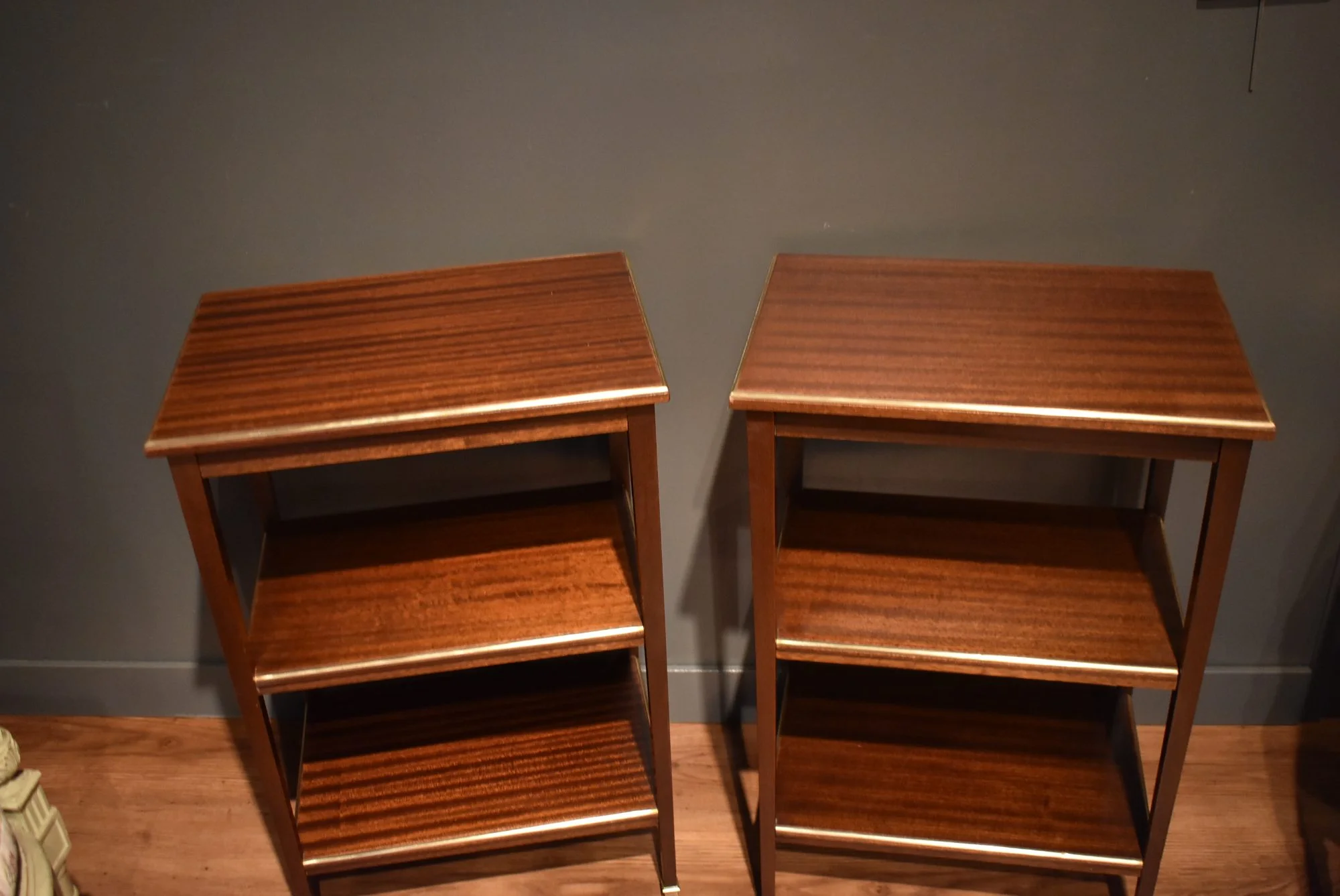 Paire de tables à trois plateaux — Très bon état