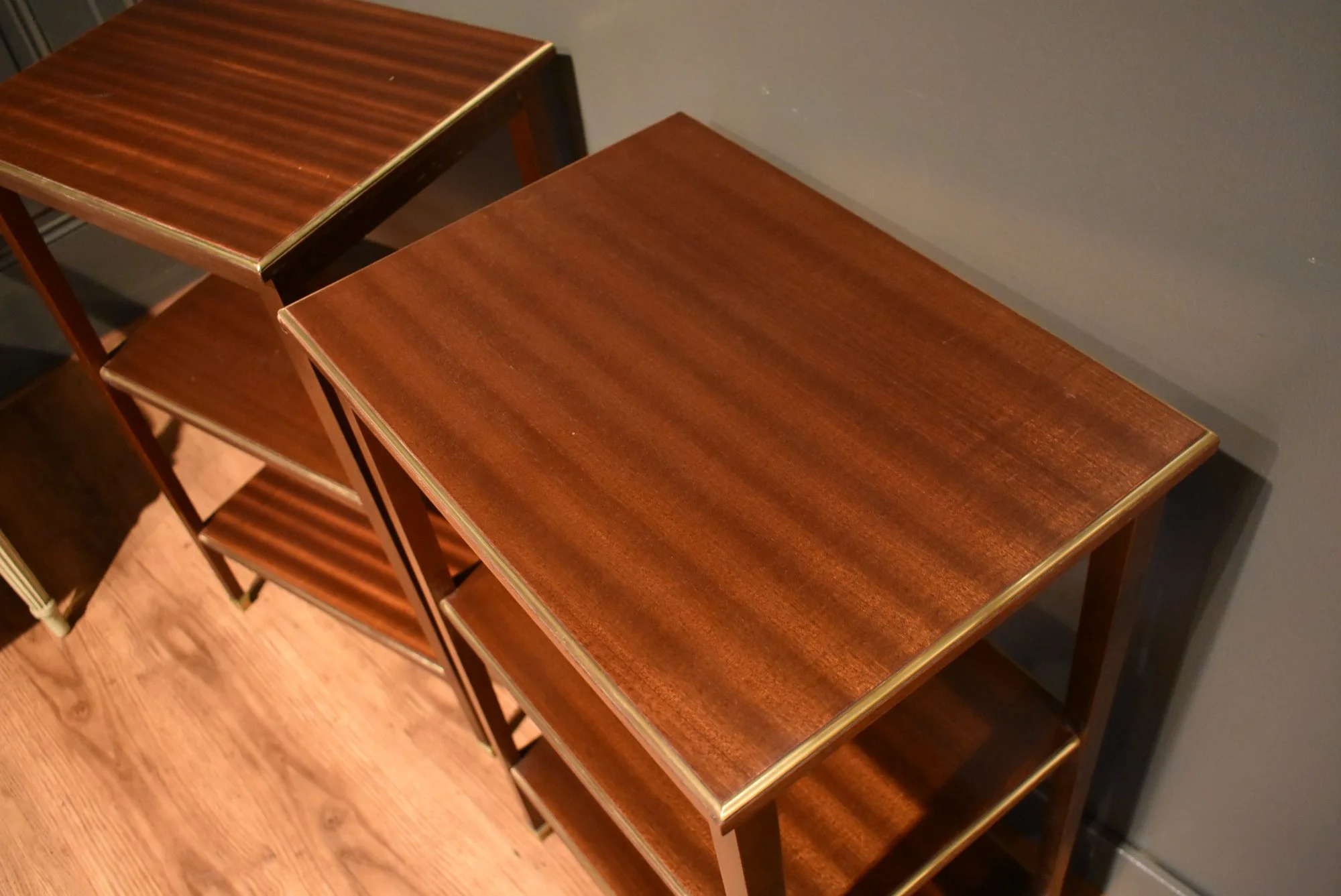 Paire de tables à trois plateaux — Très bon état