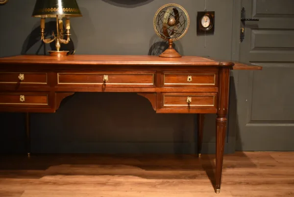 Großer Schreibtisch (bureau plat) im Stil Louis XVI — Sehr guter Zustand