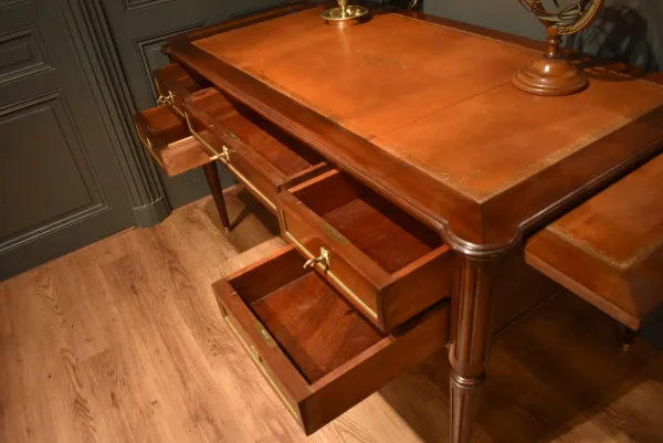 Großer Schreibtisch (bureau plat) im Stil Louis XVI — Sehr guter Zustand