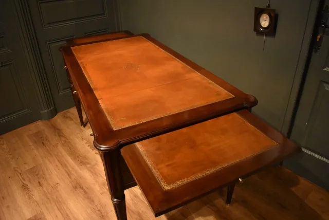 Grand bureau plat de style Louis XVI — Très bon état
