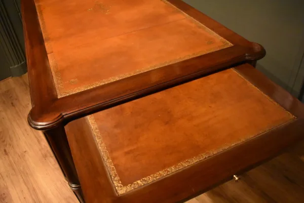 Großer Schreibtisch (bureau plat) im Stil Louis XVI — Sehr guter Zustand