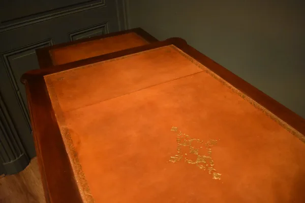 Großer Schreibtisch (bureau plat) im Stil Louis XVI — Sehr guter Zustand