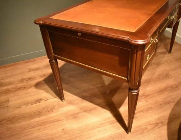 Großer Schreibtisch (bureau plat) im Stil Louis XVI — Sehr guter Zustand