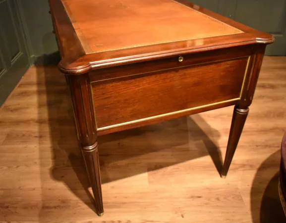 Großer Schreibtisch (bureau plat) im Stil Louis XVI — Sehr guter Zustand