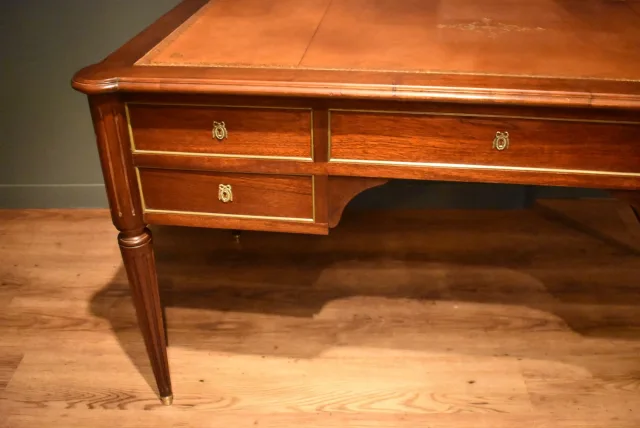 Grand bureau plat de style Louis XVI — Très bon état