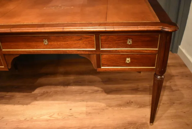 Grand bureau plat de style Louis XVI — Très bon état