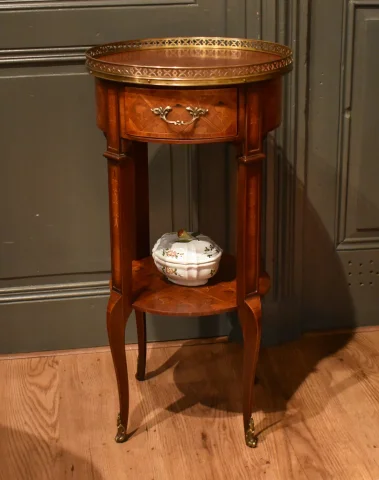 Petite table d'appoint en marqueterie — Très bon état
