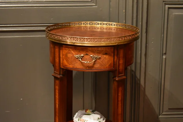 Petite table d'appoint en marqueterie — Très bon état