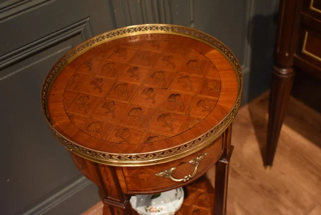 Petite table d'appoint en marqueterie — Très bon état