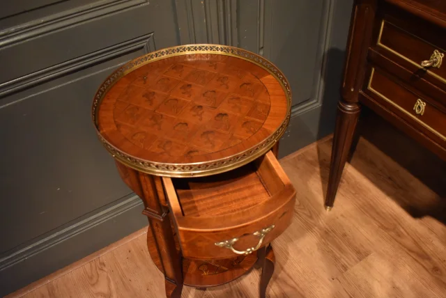 Petite table d'appoint en marqueterie — Très bon état
