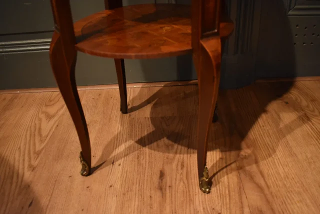 Petite table d'appoint en marqueterie — Très bon état